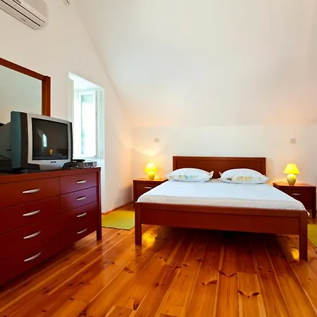 Villa Sleeps 6 Pool Air Con Wifi *