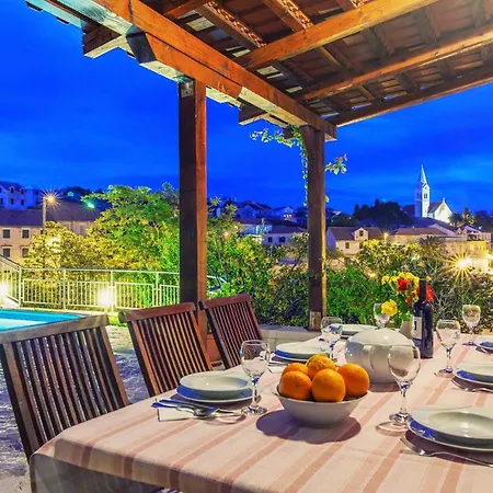 Sleeps 6 Pool Air Con Wifi Sumartin