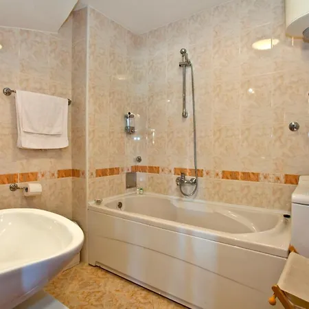 Villa Sleeps 6 Pool Air Con Wifi