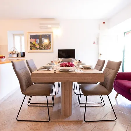 Sleeps 6 Pool Air Con Wifi * Sumartin