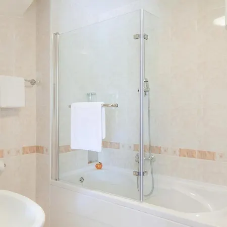 Sleeps 6 Pool Air Con Wifi Sumartin