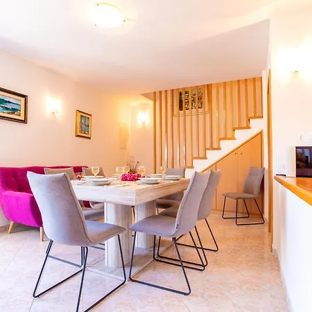 Sleeps 6 Pool Air Con Wifi * Sumartin